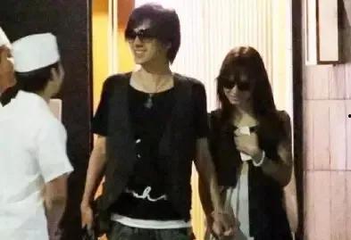 日本模范明星夫妇,恩爱如初，幸福传递正能量